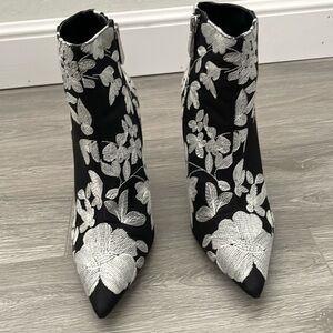 Zara Embroidered Black and White Floral Ankle Boots Size 37 (6.5)